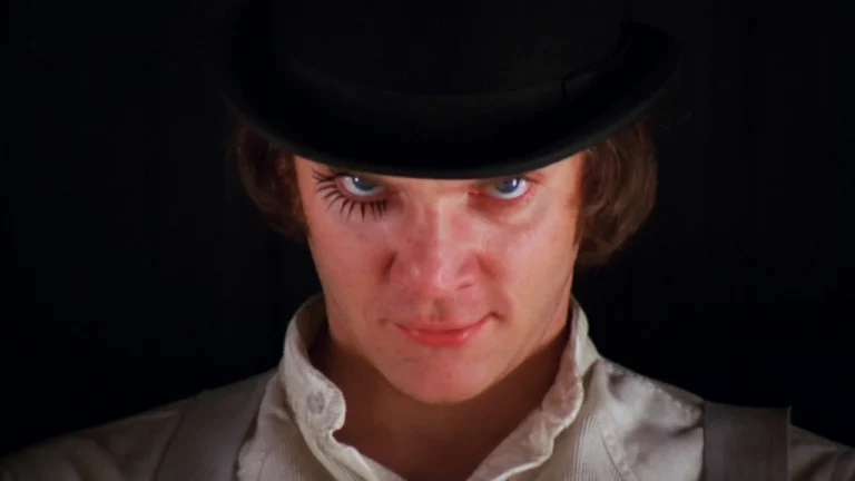 Malcolm McDowell fala sobre lesão que sofreu em Laranja Mecânica.