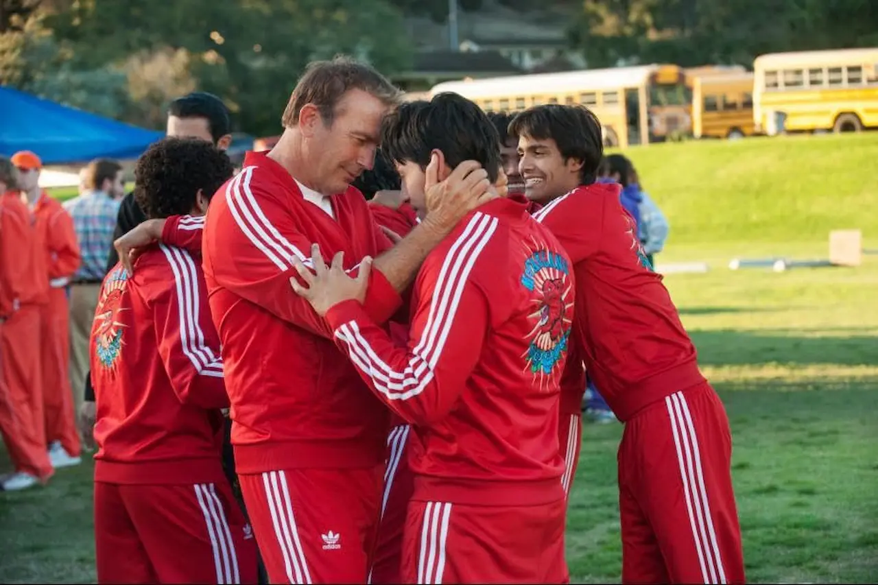 Kevin Costner e Carlos Pratts em "McFarland dos EUA" (Disney Enterprises)