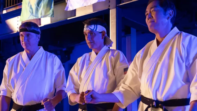 Ralph Macchio, Yuji Okumoto e William Zabka em Cobra Kai (Netflix)