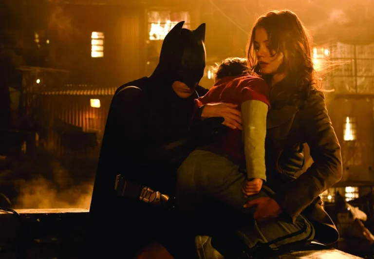 Christian Bale, Katie Holmes e Jack Gleeson em "Batman Begins" (Warner Bros.)
