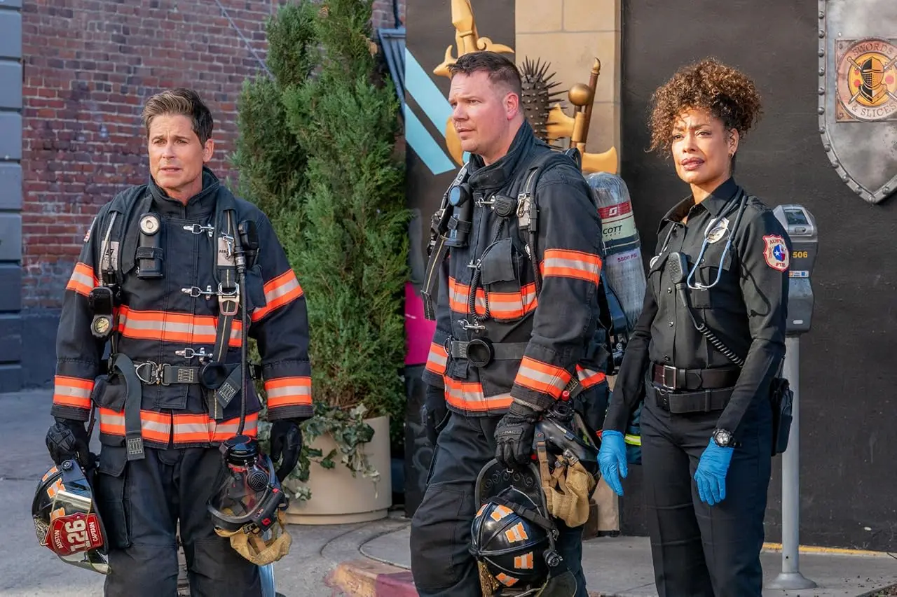 Rob Lowe, Gina Torres, e Jim Parrack em "9-1-1: Lone Star" (Fox)