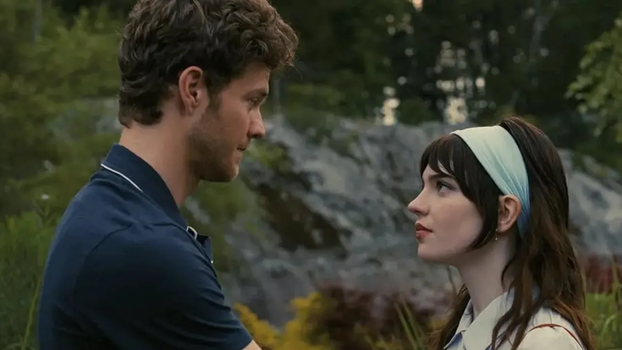 Foto do filme Jack Quaid e Sophie Thatcher em "Acompanhante Perfeita" (Warner Bros. Pictures)