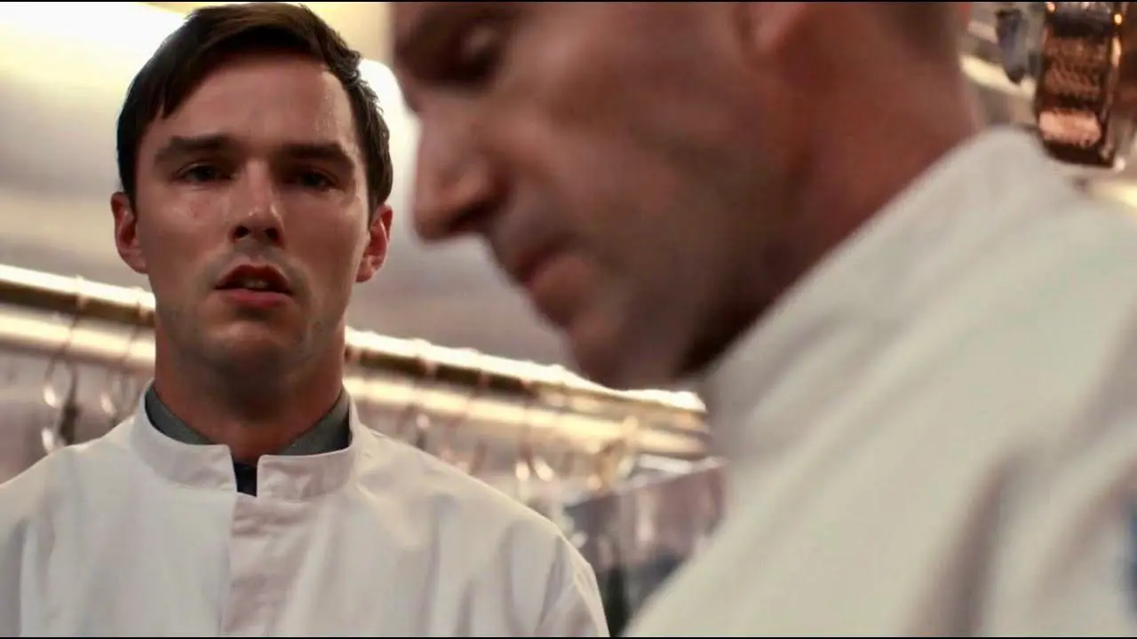 Ralph Fiennes ("Chef Julian Slowik") e Nicholas Hoult ("Tyler") em "O Menu" (Searchlight Pictures)