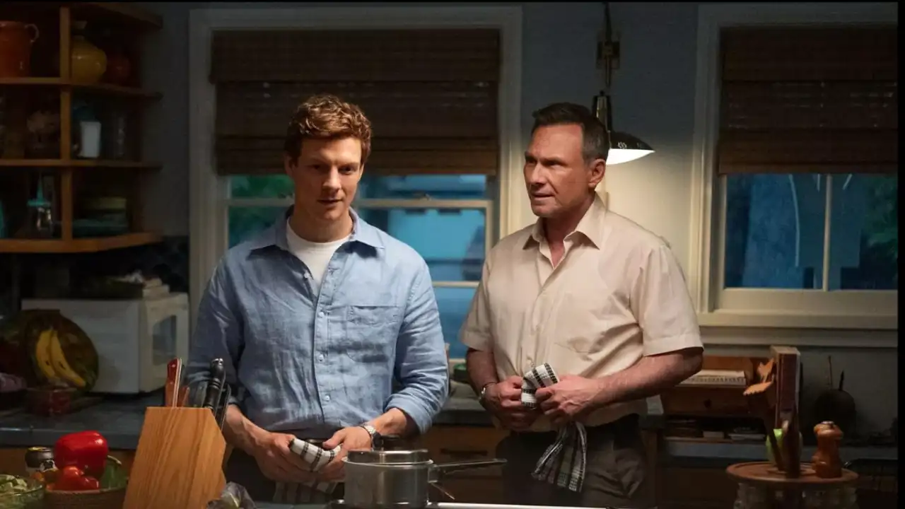 Foto de Christian Slater e Patrick Gibson em Dexter: Pecado Original (2024)