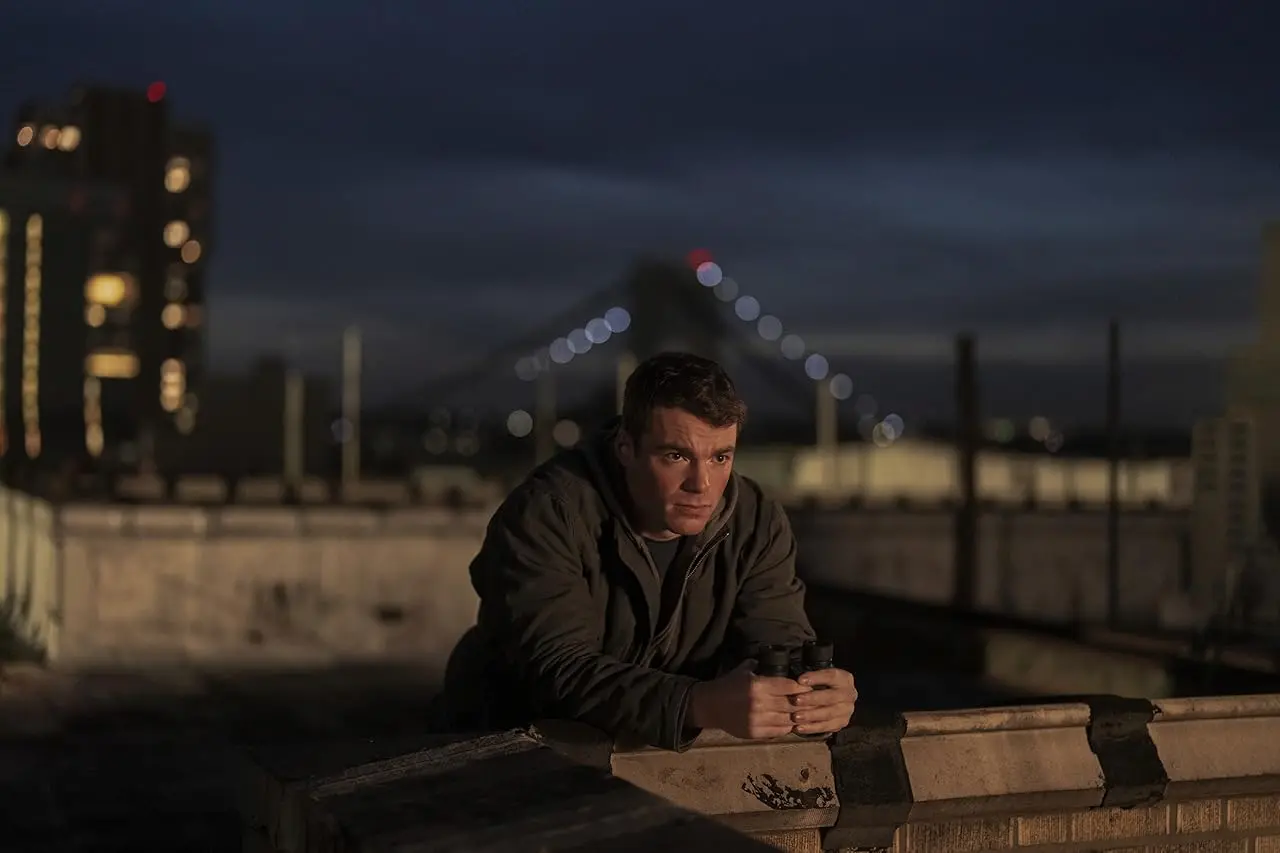 Gabriel Basso ("Peter Sutherland") em "O Agente Noturno" (Netflix)