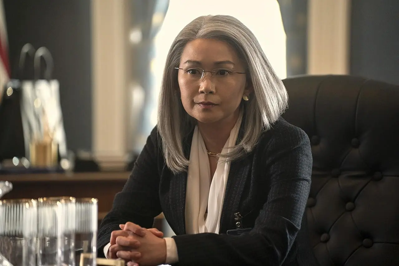 Hong Chau ("Diane Farr") em "O Agente Noturno" (Netflix)