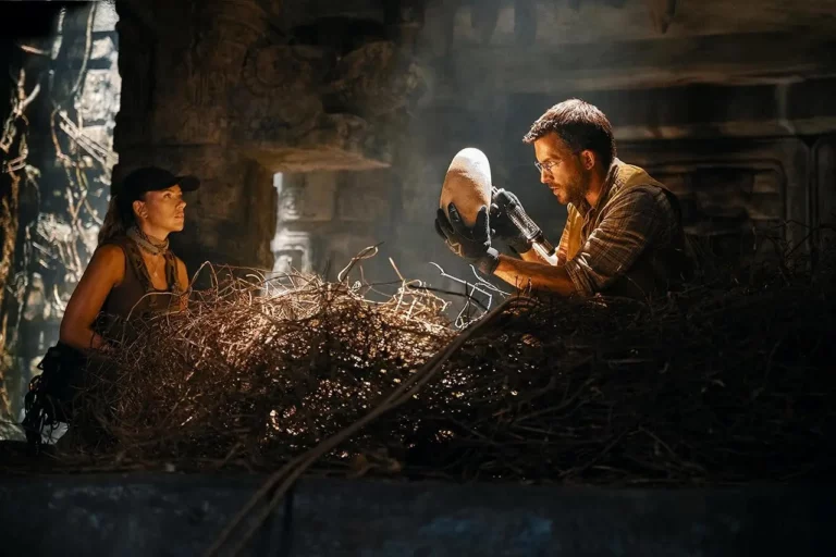 Foto de Jonathan Bailey e Scarlett Johansson em "Jurassic World: Recomeço"