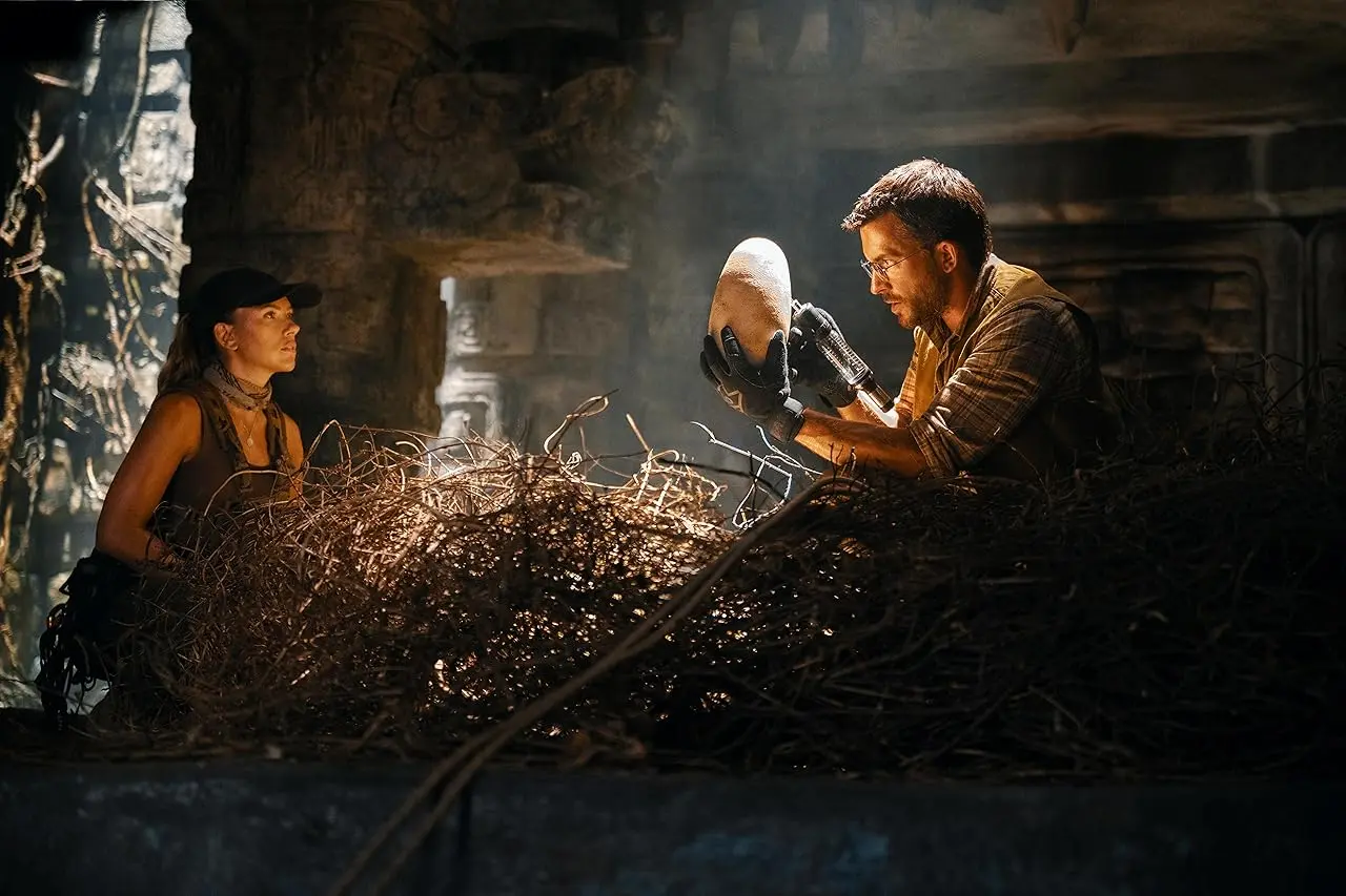 Foto de Jonathan Bailey e Scarlett Johansson em "Jurassic World: Recomeço"