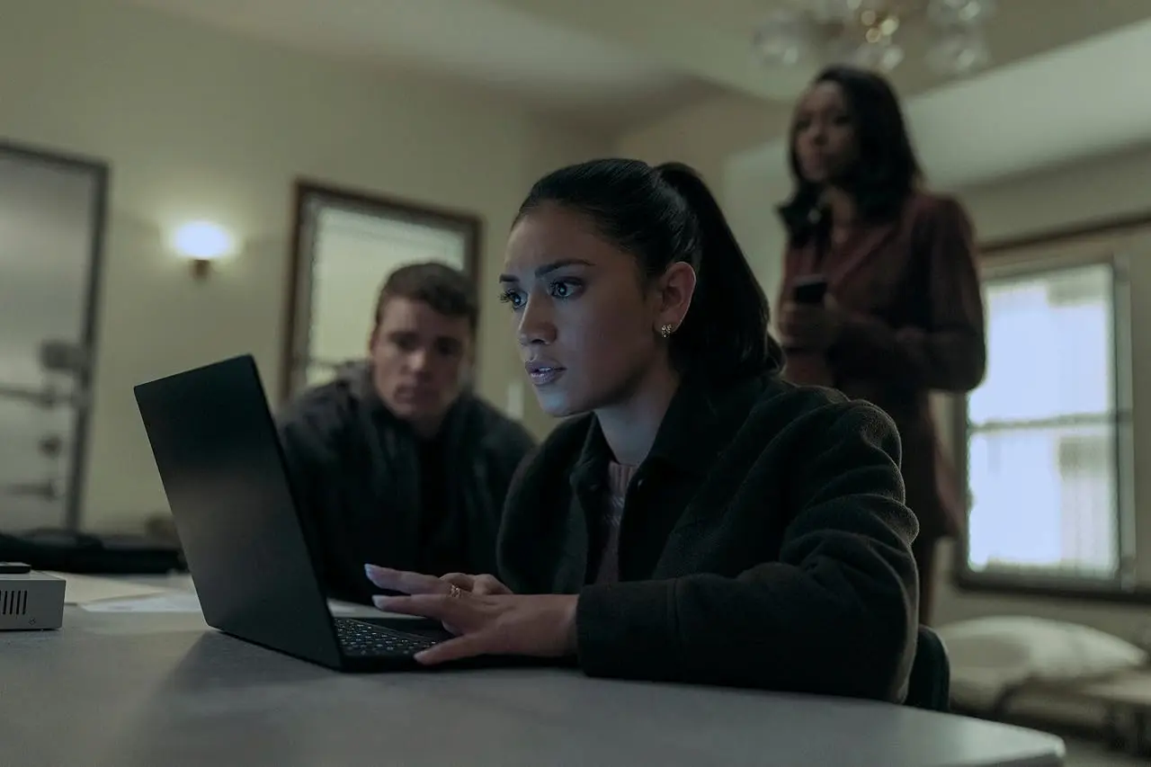 Luciane Buchanan ("Rose Larkin") em "O Agente Noturno" (Netflix)