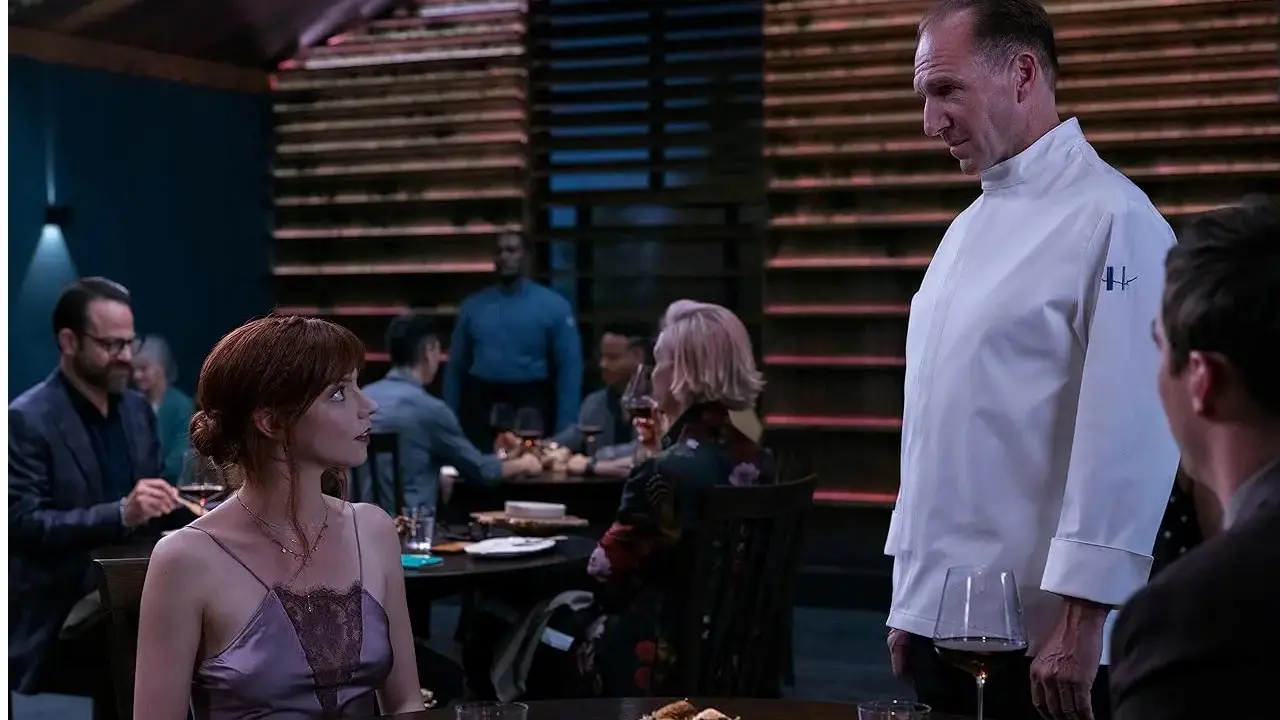 Foto de Ralph Fiennes ("Chef Julian Slowik") e Anya Taylor-Joy ("Margot") em "O Menu" (Searchlight Pictures)
