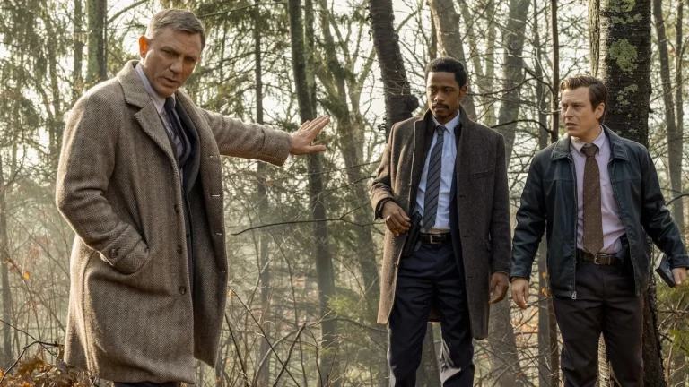 Daniel Craig, Noah Segan e LaKeith Stanfield em "Entre Facas e Segredos" (Foto: Claire Folger) - filmes de mistério e assassinato