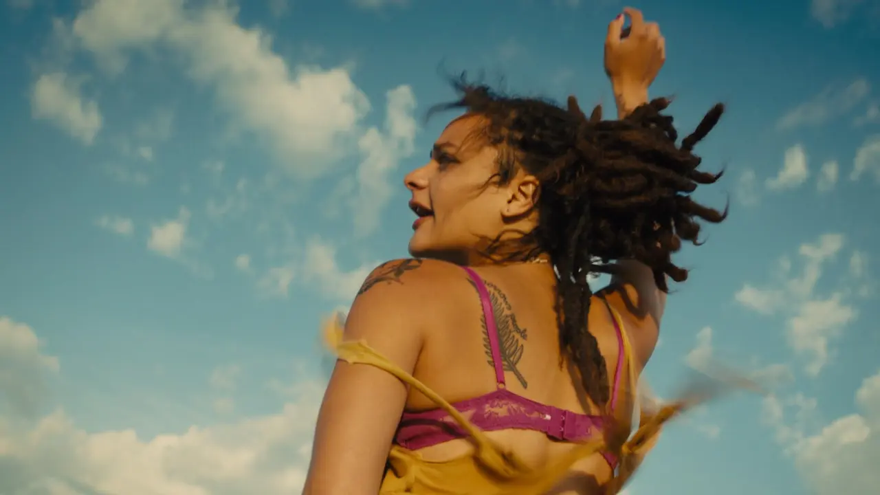 Sasha Lane em "Docinho da América" (A24)