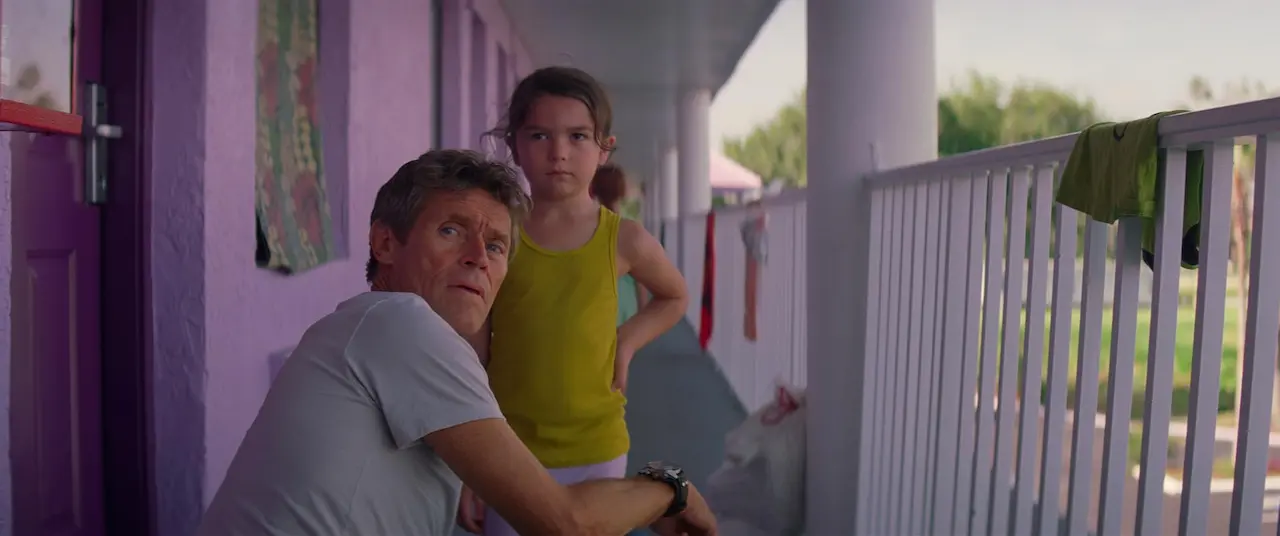 Willem Dafoe e Brooklynn Prince em "Projeto Flórida" (A24)