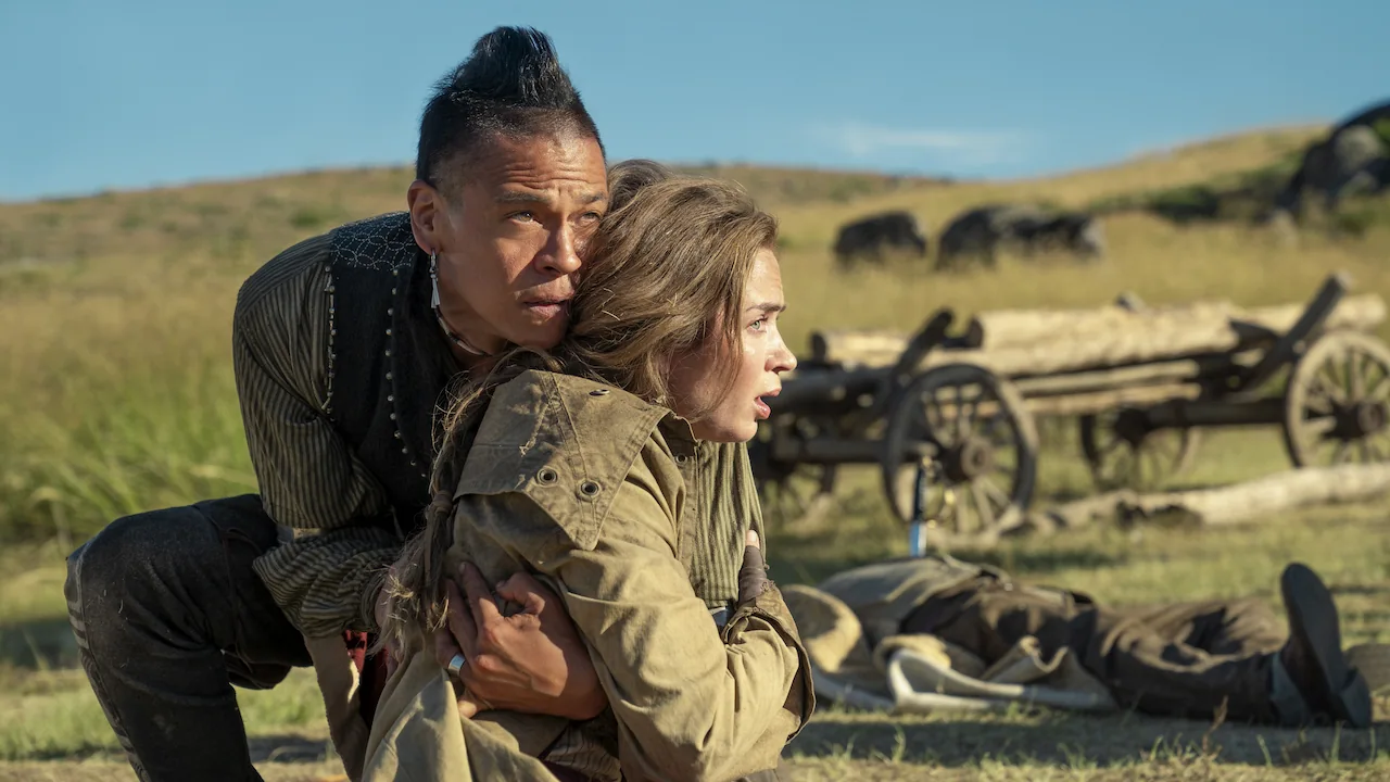 Chaske Spencer e Emily Blunt em "A Inglesa" (Prime Video)