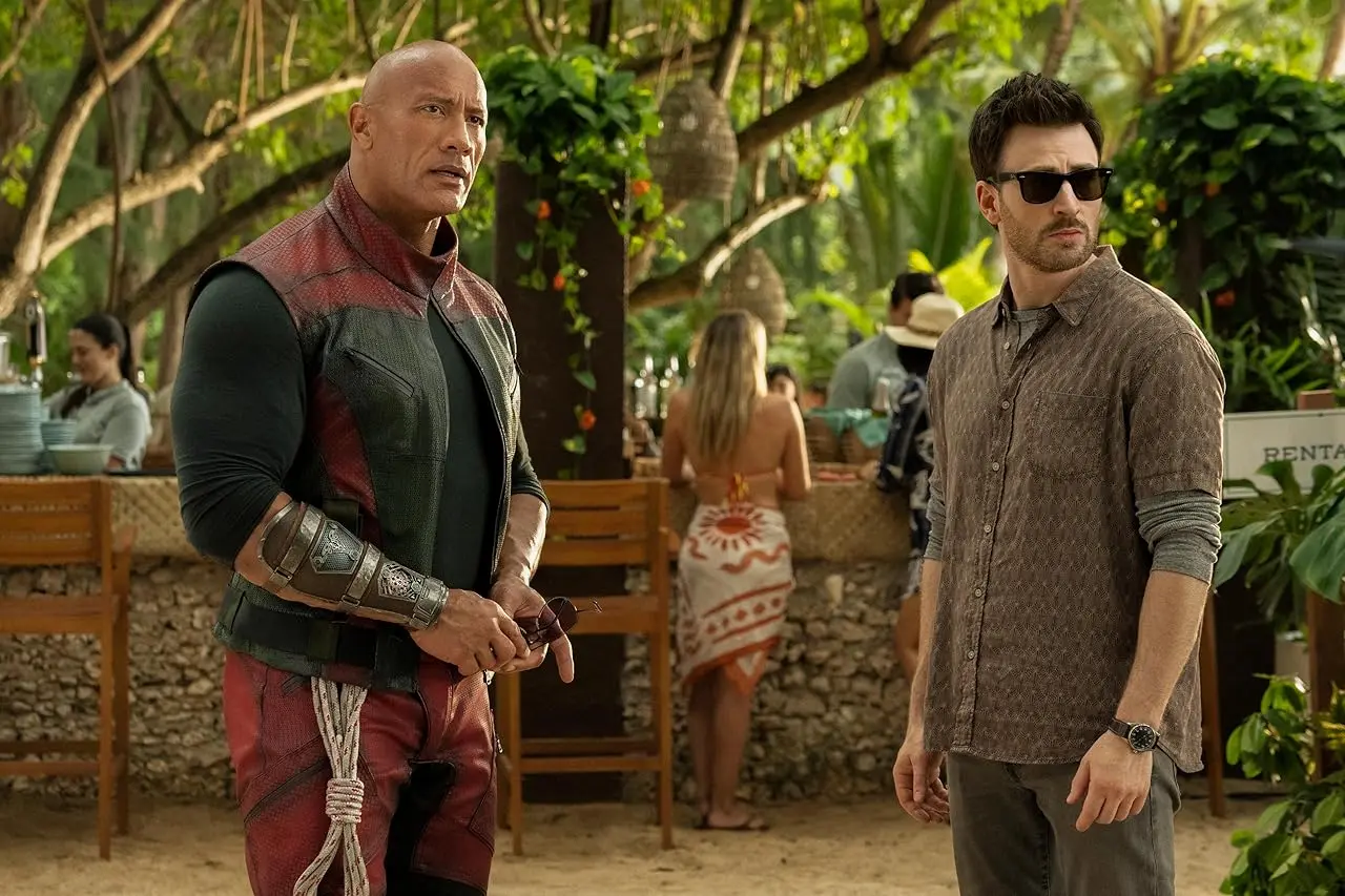 Chris Evans e Dwayne Johnson em "Operação Natal" (Amazon MGM Studios)