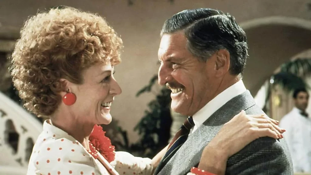 Maggie Smith e Denis Quilley em "Assassinato num Dia de Sol" (EMI Films Ltd., Titan Productions)