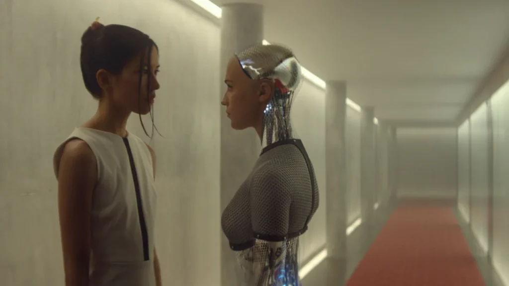 Alicia Vikander e Sonoya Mizuno em "Ex Machina: Instinto Artificial" (Universal Pictures)