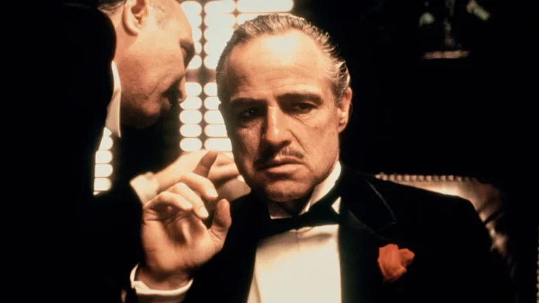 Marlon Brando e Salvatore Corsitto em "O Poderoso Chefão" (1972) - Foto:Netflix