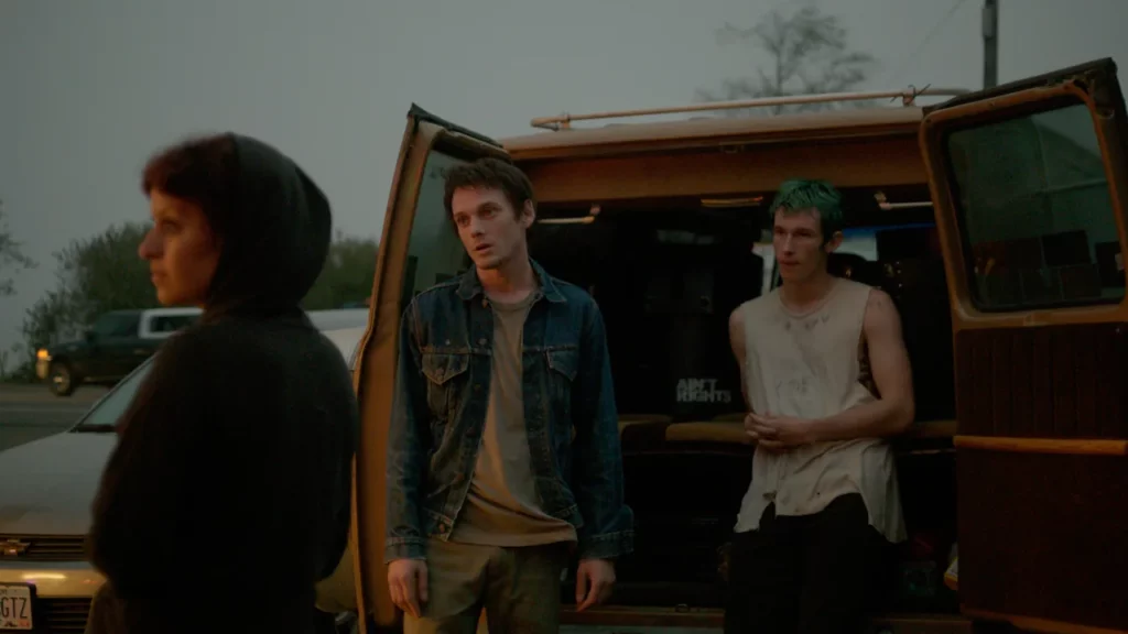 Alia Shawkat, Anton Yelchin e Callum Turner em "Sala Verde" (A24)