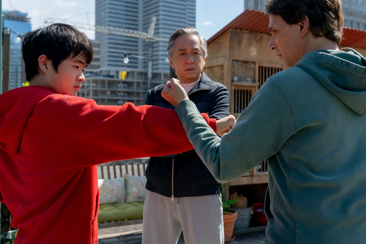 Jackie Chan, Ralph Macchio e Ben Wang em "Karatê Kid: Lendas" (Foto: Reprodução)