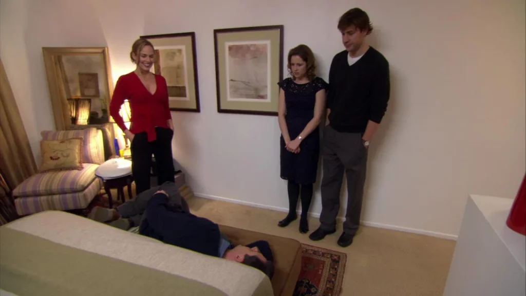 Michael mostrando para Jim e Pam o banco onde dorme (Foto: Reprodução)