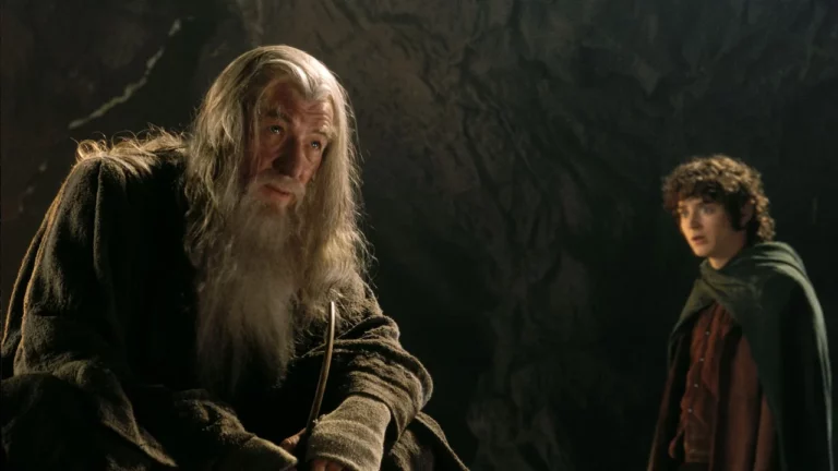 Gandalf e Frodo em cena marcante da caverna de Moria no filme O Senhor dos Anéis: A Sociedade do Anel