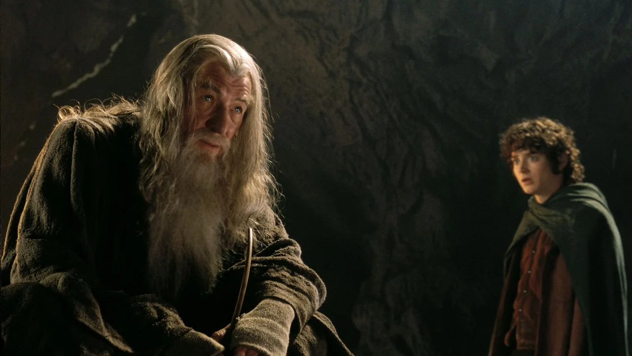 Gandalf e Frodo em cena marcante da caverna de Moria no filme O Senhor dos Anéis: A Sociedade do Anel