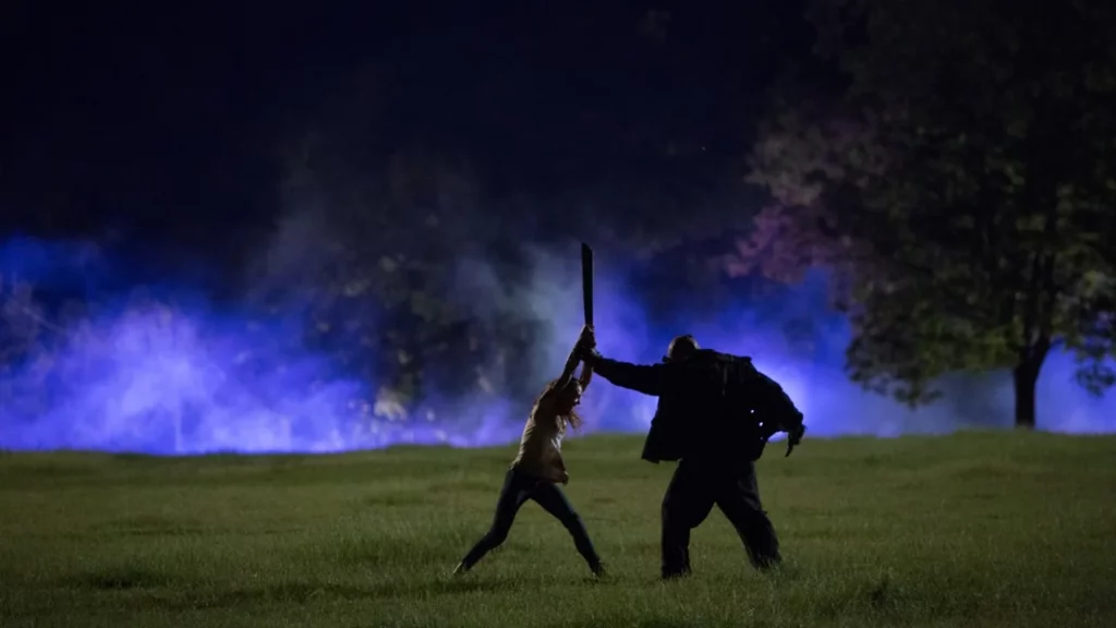 Daniel Norris e Taissa Farmiga em "Terror nos Bastidores" (Groundswell Productions, Ulterior Productions)