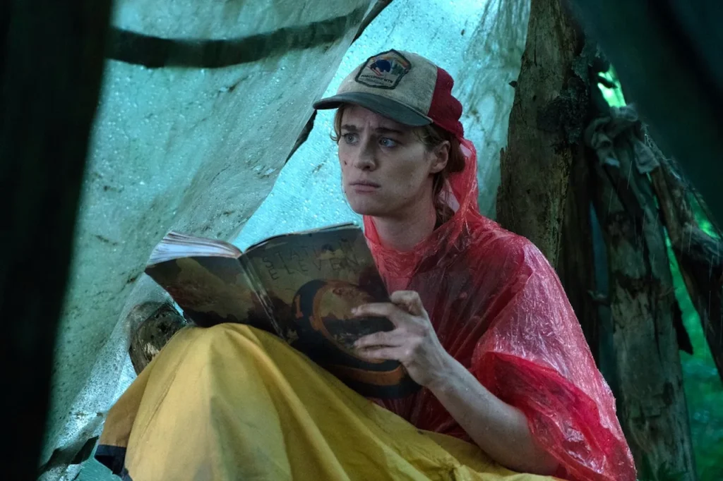Kirstie lendo os quadrinhos "Station Eleven" (HBO Max)