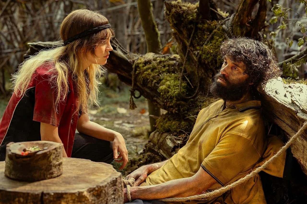 Steven Krueger e Sophie Thatcher em "Yellowjackets" (Showtime)