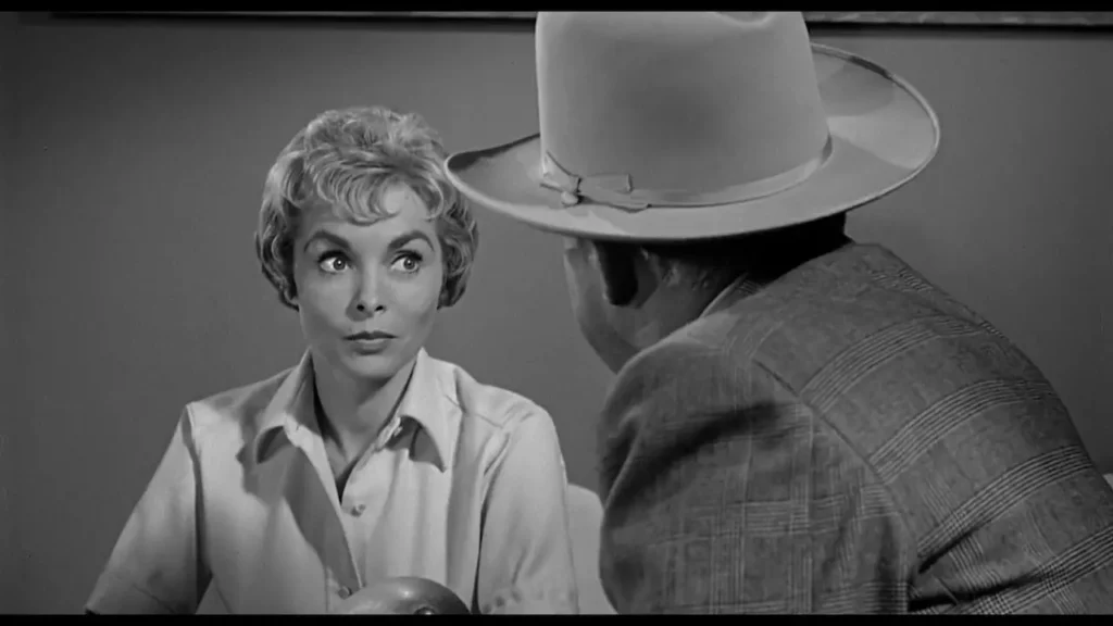 Janet Leigh e Frank Albertson em "Psicose"