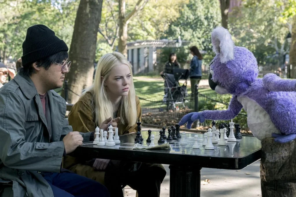 Marcus Toji e Emma Stone em "Maniac" (Foto: Michele K. Short/Netflix)