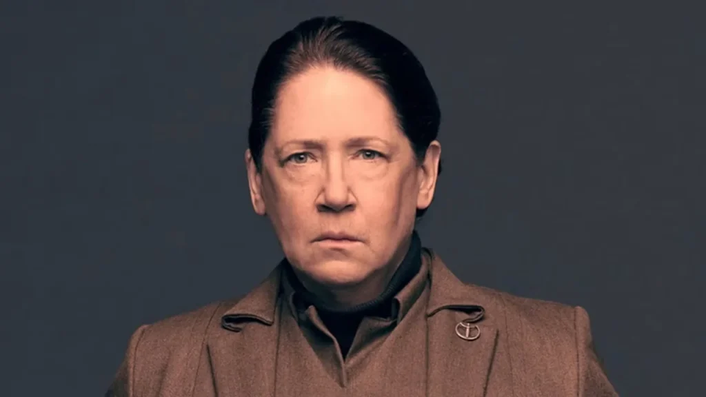 Ann Dowd como "Tia Lydia", em "The Handmaid's Tale"